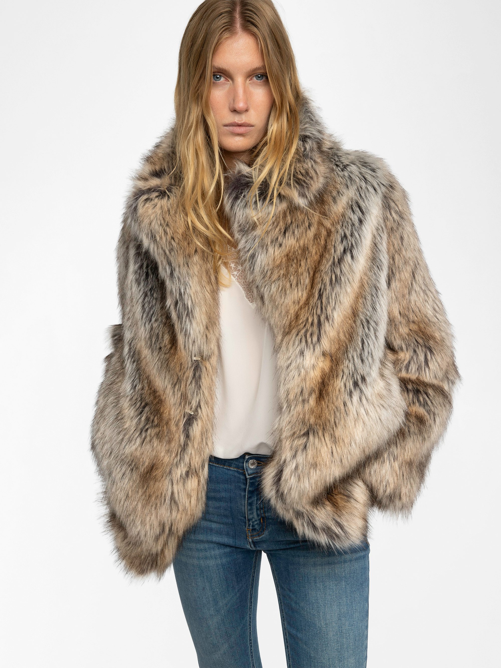 Faune Coat - Short faux fur coat with button fastening.